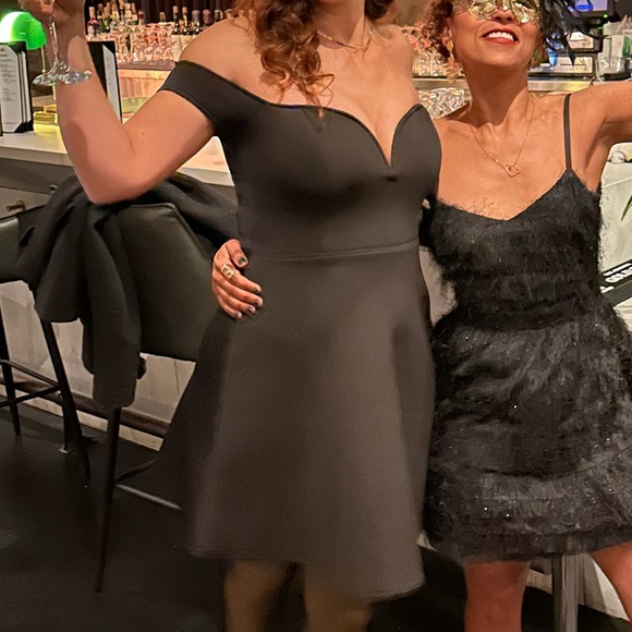 Glamorous Black Plunge Sweetheart neckline Mini Dress off the shoulder - Picture 6 of 6